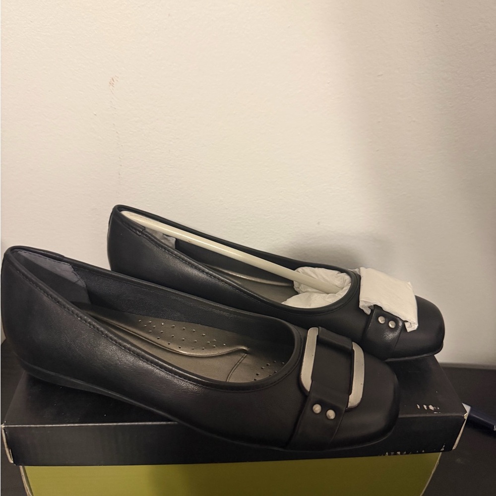 Trotters Black and Cream Flats